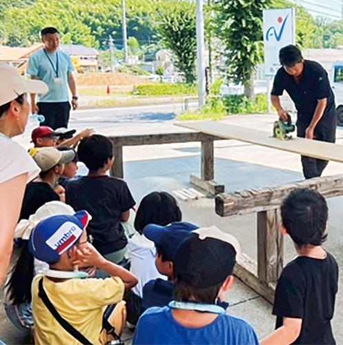 ７月26日に行われた本棚づくりイベントの様子＝鑓水中学校提供