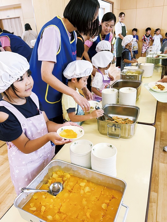 給食の配膳にチャレンジするセント・ベル幼稚園の園児たち＝学校給食課提供