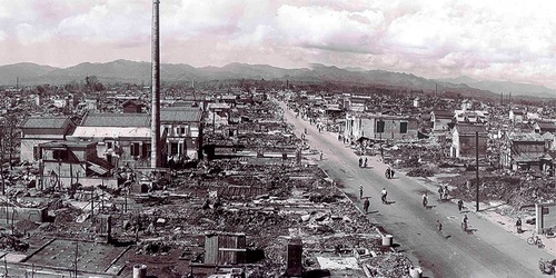 八王子空襲後の市街地写真。1945年10月、斉藤五郎氏が八日町で撮影。中央の道路は甲州街道。八王子市郷土資料館蔵