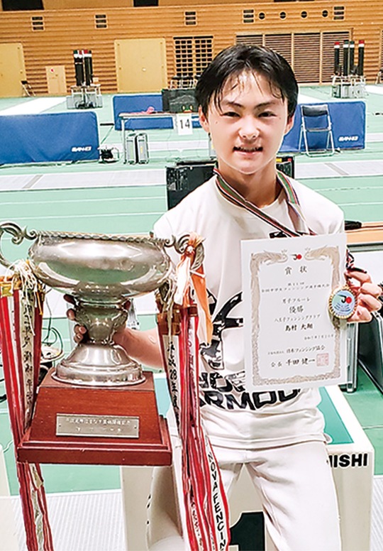 優勝カップを手にする島村さん