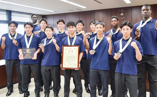 銀メダルを掲げる八王子学園八王子高等学校バスケットボール部の大会出場選手