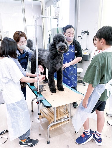 ヤマザキ動物看護大学の教員の指導を聞く小学生ら