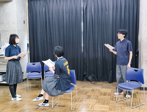 ９月に行われる東京都高等学校演劇コンクール・多摩北地区発表会に向け稽古を行う明八演劇同好会＝同会提供