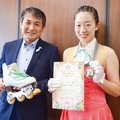 金メダルと賞状を手にする藤本さん（右）と初宿市長