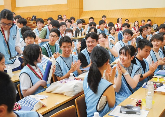 表彰式で入賞者を称え合う選手たち＝８月21日・都立大学南大沢キャンパス