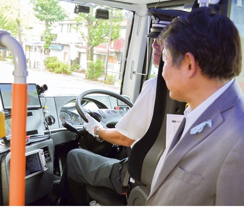 停車後に運転席を見学する初宿市長（右）