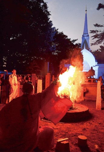 青く照らされた仏舎利塔の前で行われた柴燈護摩