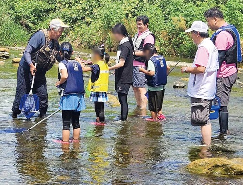 中本賢さん（左）が子どもたちに川の魅力を伝えた