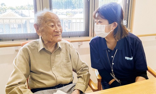 ６月に１００歳になった阿山さん（左）と同所管理者の岡田さん
