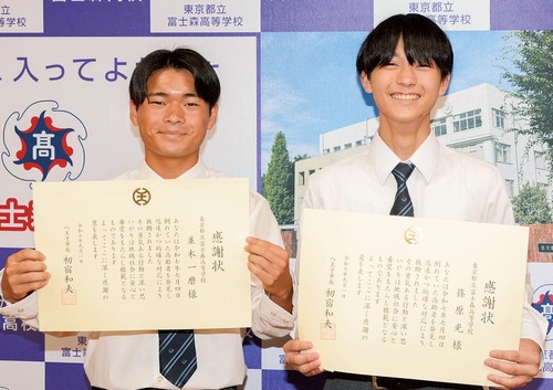 感謝状を手にする並木さん（左）と篠原さん