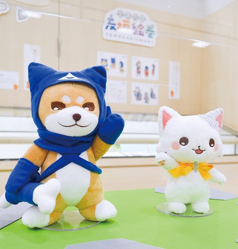 虎丸（左）とレースのぬいぐるみ