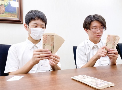「札勘」に奮闘する元八王子中学校の生徒たち