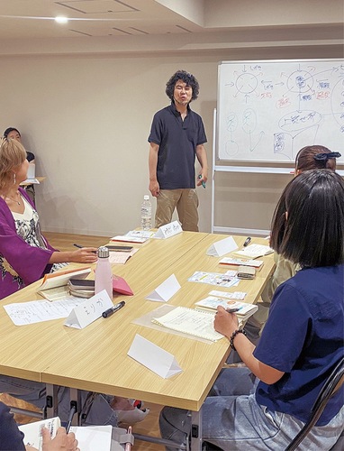 選択理論について話す深沢さん（中央）