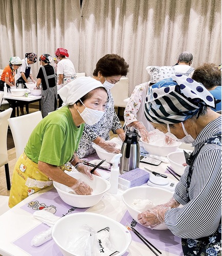 真剣な表情で枕団子づくりに励む参加者