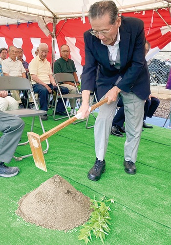 敷地の安定と工事の安全を祈る鍬入れ