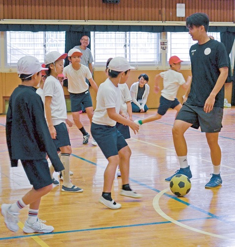 森重選手（右）が競技を紹介