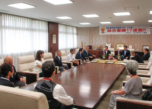 史上初の大会17連覇を初宿市長に報告した＝市提供