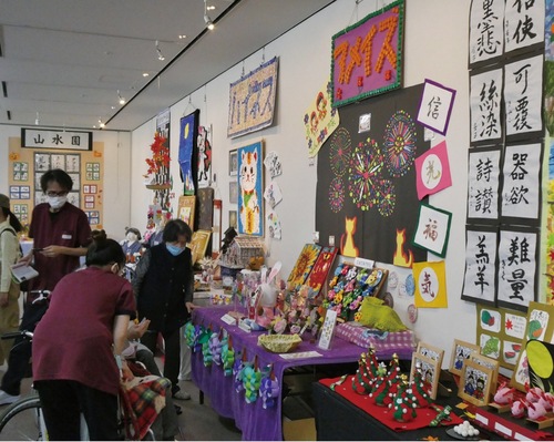 過去行われたふれあい作品展の様子＝主催者提供