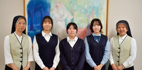 （左から）松下教諭、小高さん、土橋さん、西田さん、森校長