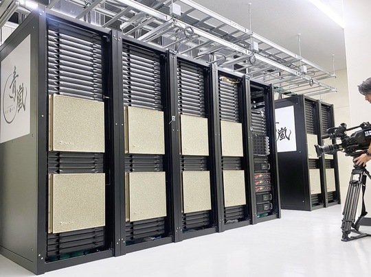 報道陣に公開された、国内私立大学で最速というＡＩスパコン｢青嵐｣