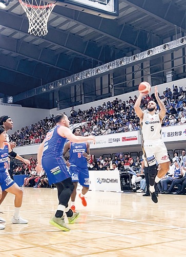 立川戦で華麗にシュートを決めるサリバン選手