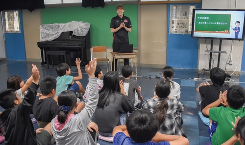 山本楓己選手（中央正面）からの質問に手を挙げて答える児童ら