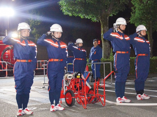 それぞれの仕事の後などに訓練に取り組んでいる女性隊