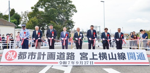 セレモニーで行われたテープカット