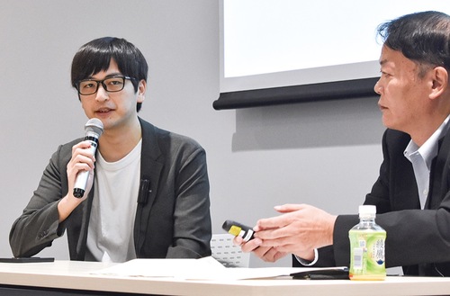 富田さん（左）と担当者の根岸さん