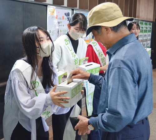 当事者の大学生が街頭に立った