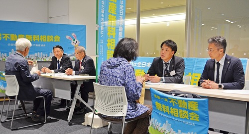 各分野の専門家が相談に応じた