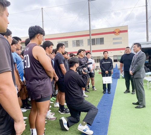 帝京大ラグビー部員に激励の言葉を贈る初宿市長（右）