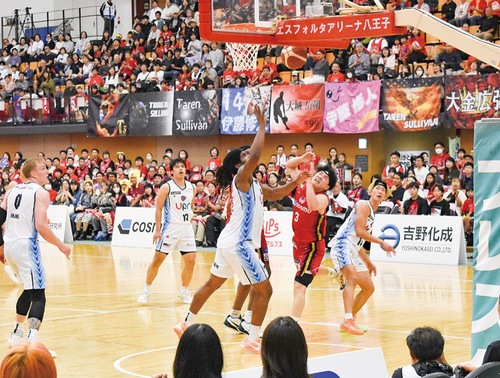 ゴール下で奮闘する高岡圭汰朗選手