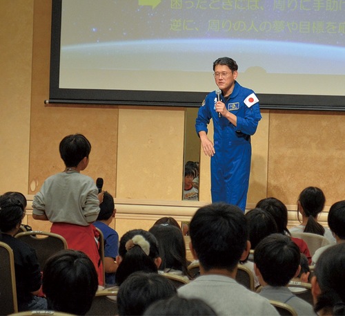 小中学生の質問に答える宇宙飛行士の金井宣茂さん