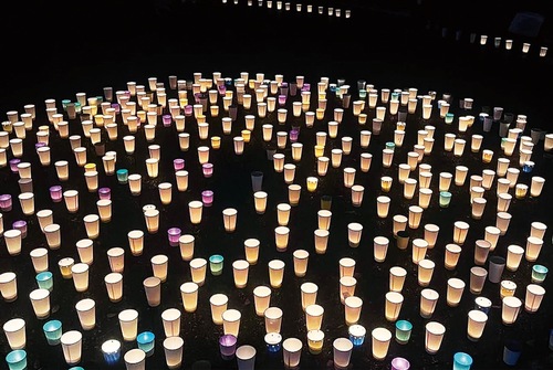 約２万個のキャンドルの灯が闇夜に揺らめく＝主催者提供