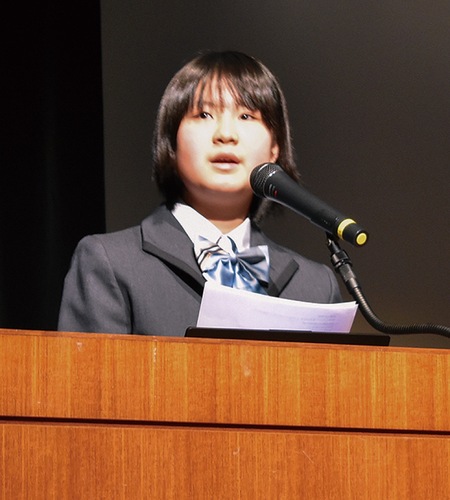 堂々とプレゼンする市長賞を受賞した森田さん