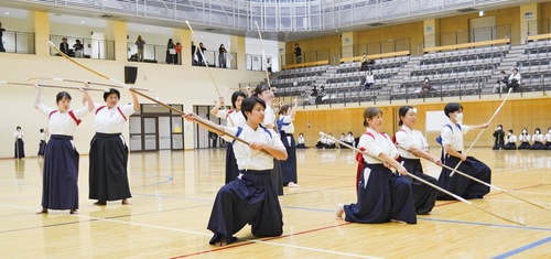 凛とした演技で節目を祝った