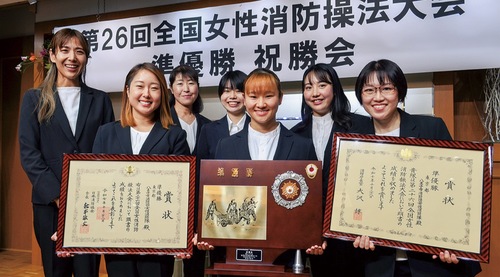 準優勝の盾と賞状を手にする八王子市消防団女性消防隊