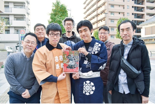 チラシを手にする八幡上町商店街くらま会のメンバー