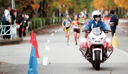 白バイの先導で公道を走る中学生ランナー ＝主催者提供
