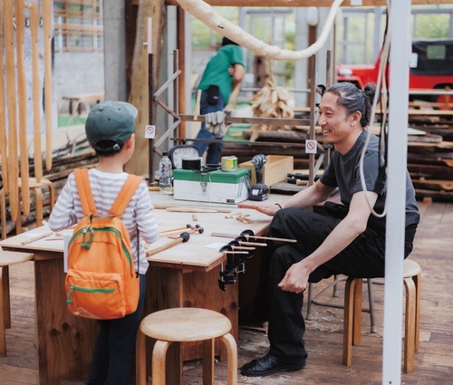 キノン制作者のパーカッショニスト・永井朋生さん（右）