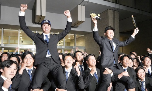 喜びを分かち合う山崎投手（中央左）と立石選手＝創価大学提供