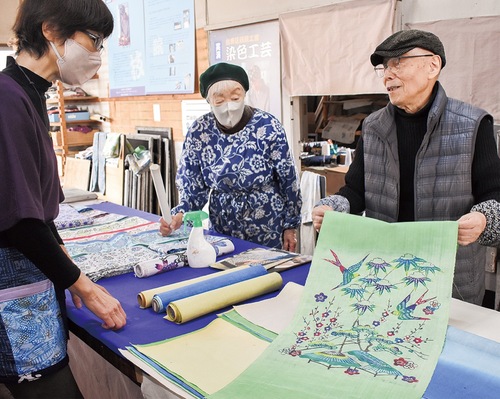 参加者の作品を丁寧にほめる藤本さん（右端）