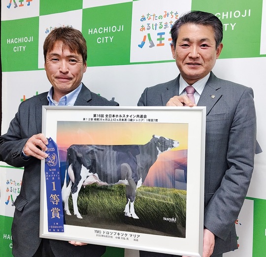 初宿市長（右）に受賞を報告した小俣さん