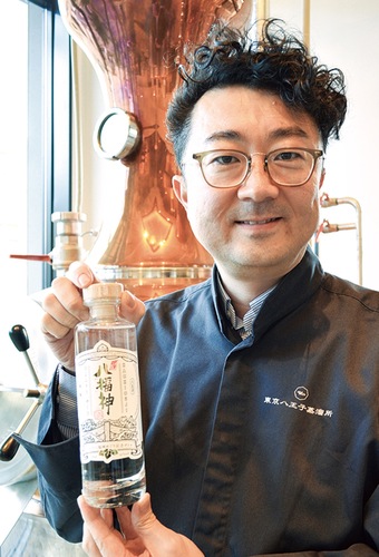 「八福神（はちふくジン）」を手にする中澤代表