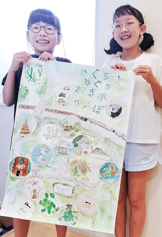 完成した作品を手にする中島さん（左）と三好さん＝保護者提供