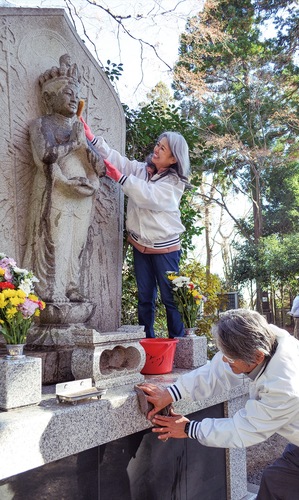 心を込めて千手千眼観音菩薩像を清掃した