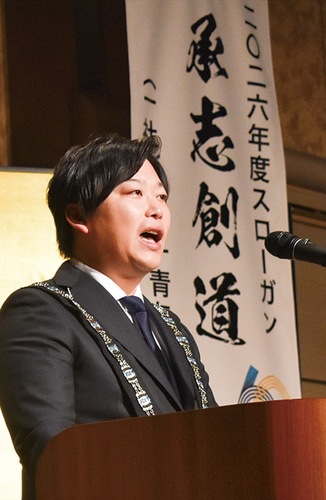 力強い口調で演説する小山理事長