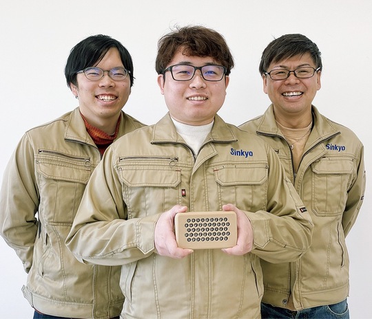 聴覚補助スピーカー「mimioto（みみおと）」を手にする新協電子の開発メンバー