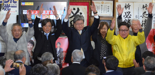 支援者らと当選を喜ぶ萩生田氏（中央）＝萩生田氏の選挙事務所